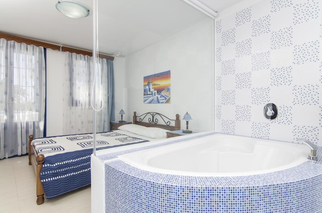 White & Blue Appartement Perivolos  Kamer foto